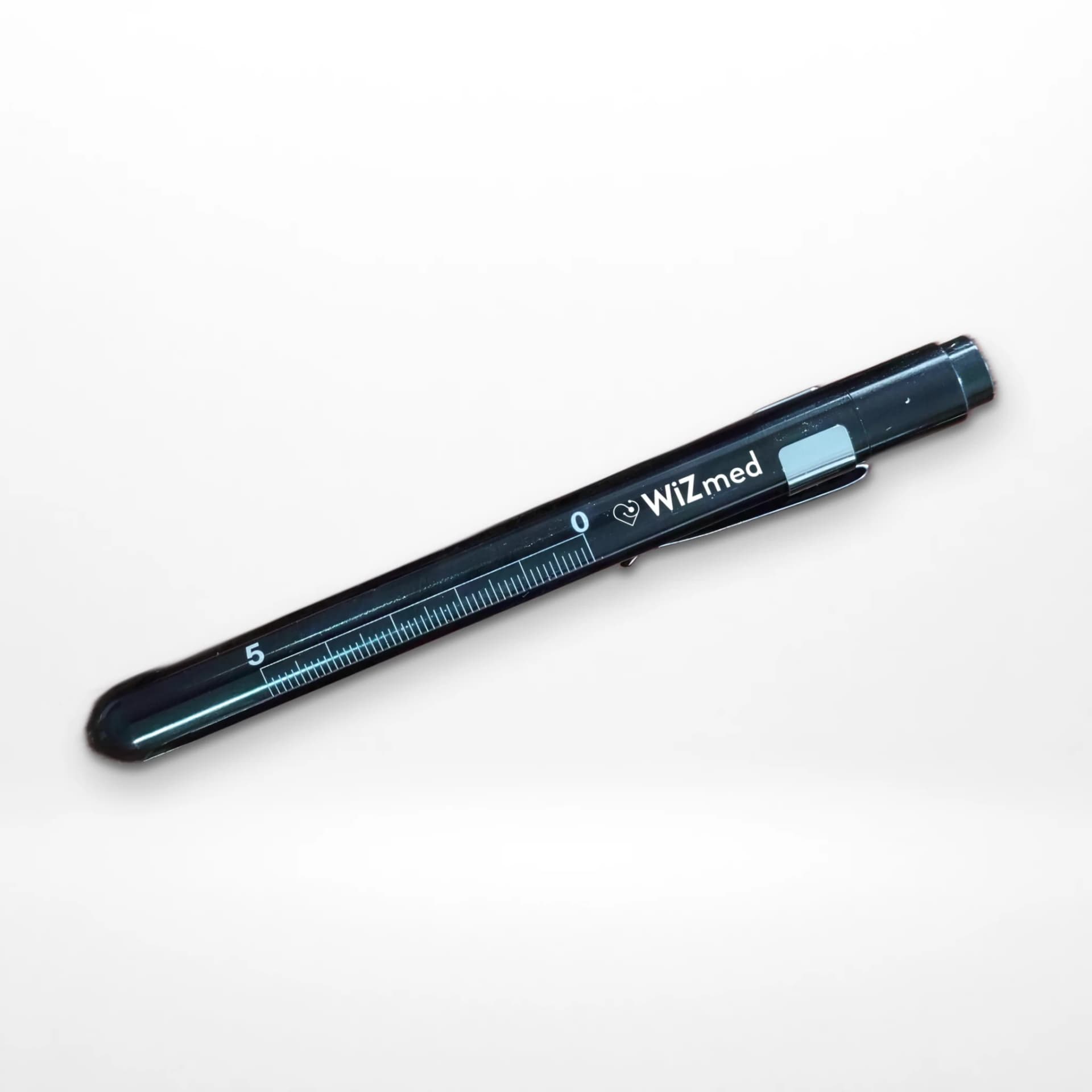 WiZmed pupil torch in black with 0–5 cm gauge and pocket clip