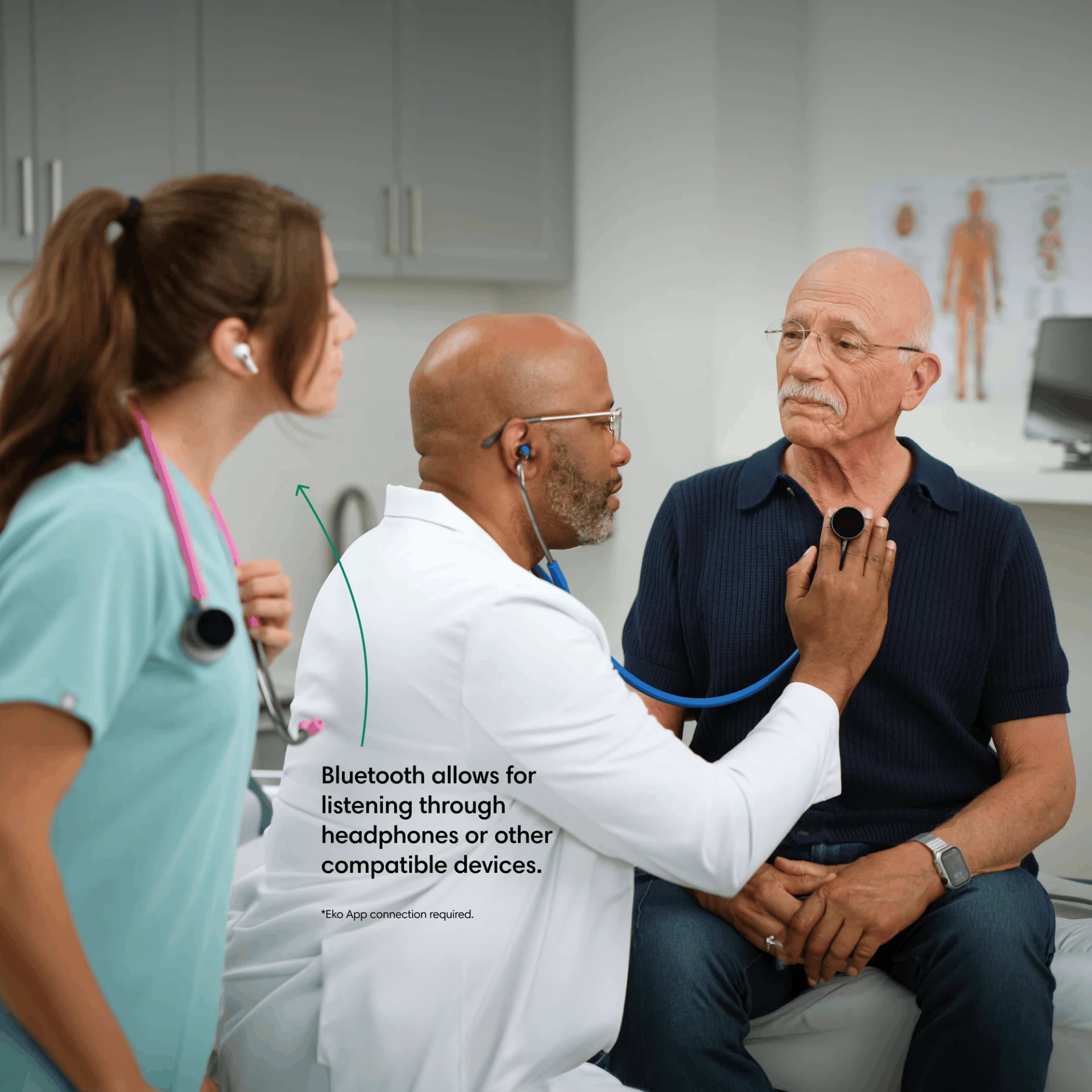 Clinician examining a patient with the Eko CORE 300 Clinician examining a patient with the Eko CORE 300